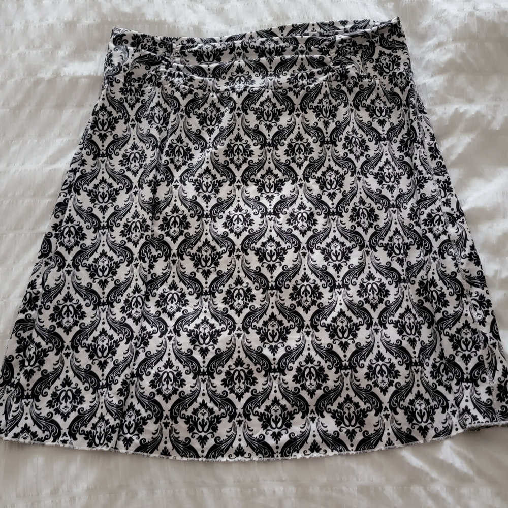 Black and white print knee length skirt
